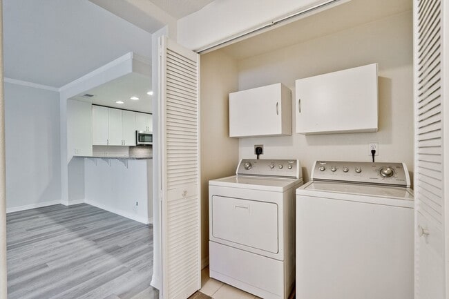 Building Photo - Large Santa Clara 1 Bedroom Condo in River...