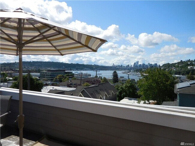 Building Photo - 3Bd/2.5Ba Seattle Townhome