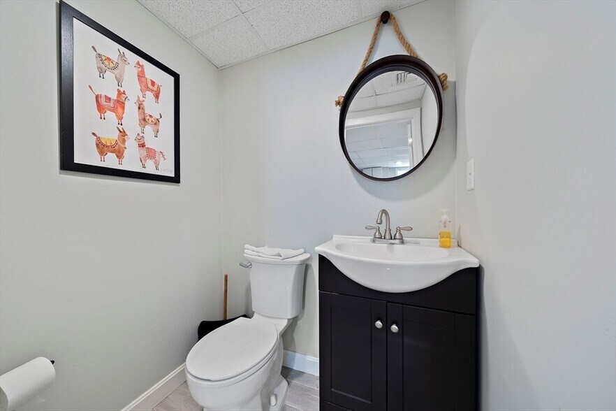 Building Photo - 1 Paradise Ln