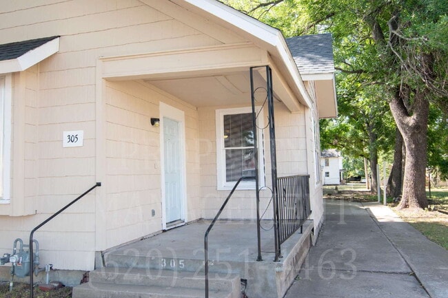 Building Photo - Charming 2-Bedroom Home
