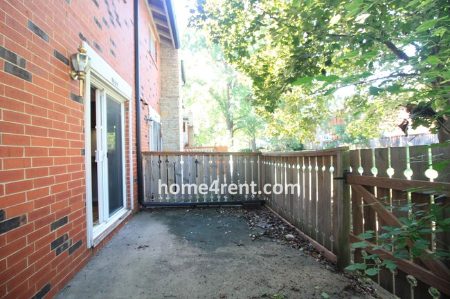 Building Photo - Beautiful Overland Park Townhome w/ Wood F...