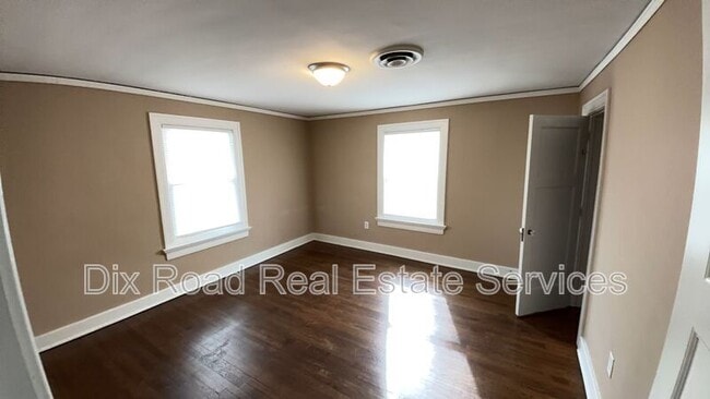 Building Photo - 15 Vassar Dr