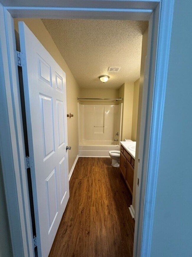 Building Photo - *** $200 OFF FIRST MONTH RENT ***