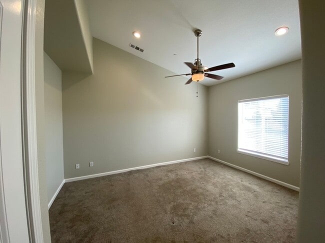 Building Photo - Country property located in Hilmar!