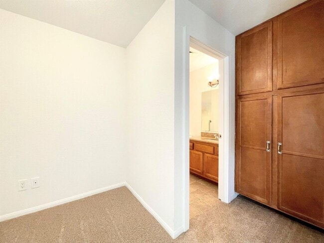 Building Photo - Upper Level Condo in Gated Arbor Hill!