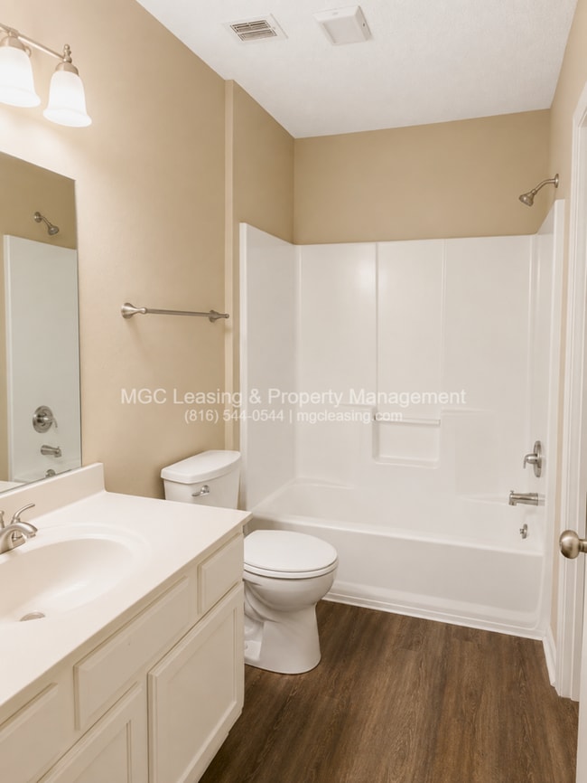 Building Photo - Spacious Townhome Near Shopping, Parks & Highways