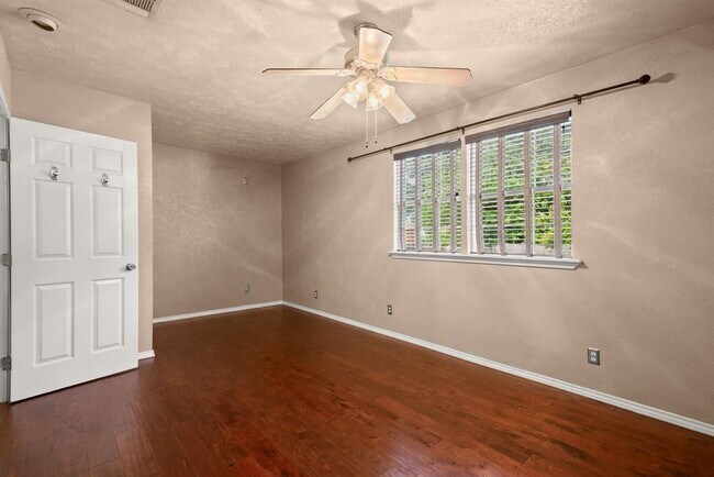 Building Photo - 5712 Avenue D
