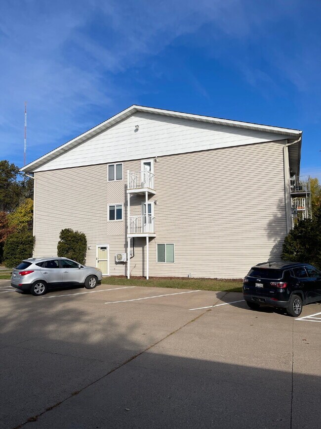Building Photo - Large 2 Bedroom Apartment - Available August 1st