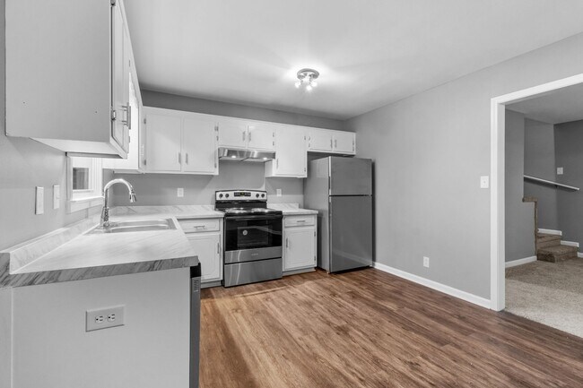 Building Photo - 4 Bedroom Pet Friendly Home For Rent On a Large Corner Lot!