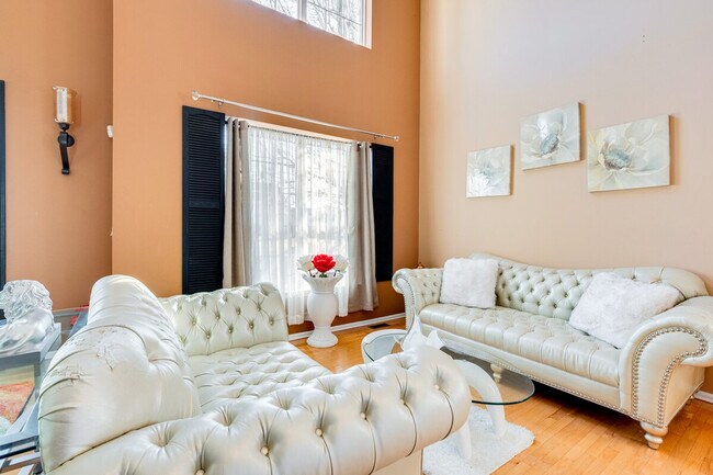 Building Photo - 14 Normandy Dr