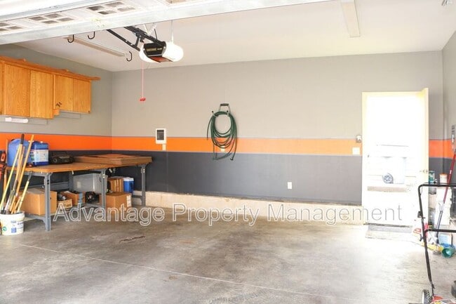 Building Photo - 2335 NW Laura Vis Dr