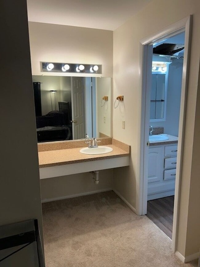 Building Photo - ***2 BED Condo Centrally located!!