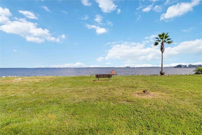 Building Photo - 1500 Park Beach Cir