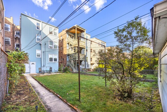 Building Photo - 2443 W Gunnison St