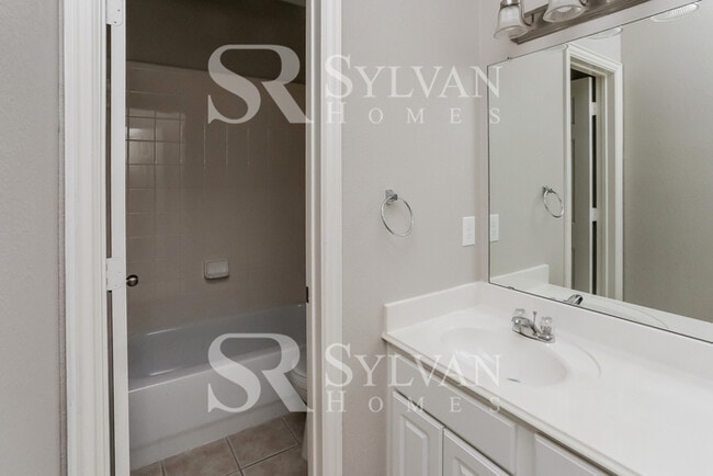 Building Photo - Enjoy living the good life in this 4 bedroom, 2 bathroom home