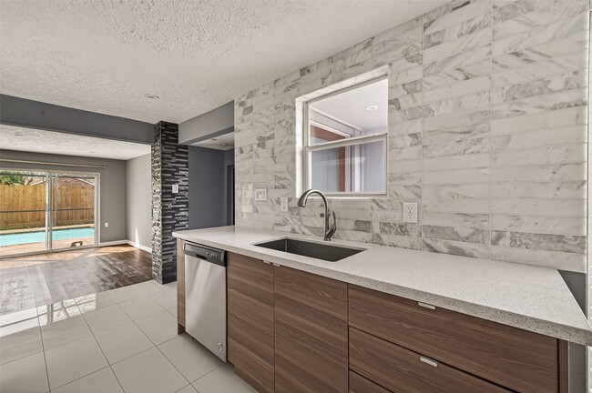 Building Photo - 2130 Round Lake Dr