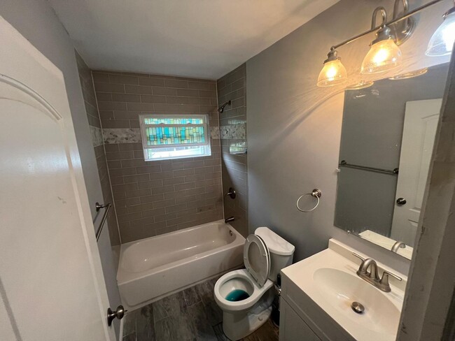 Building Photo - Cozy 3 Bedroom 2 Bath Single Family Home i...