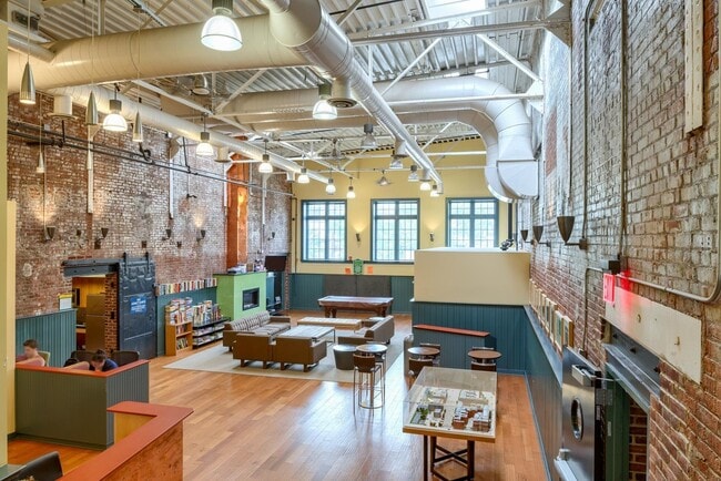 Building Photo - 341 Monmouth St