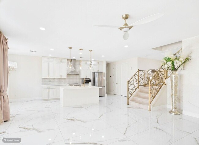 Building Photo - Luxury Awaits with Designer Details