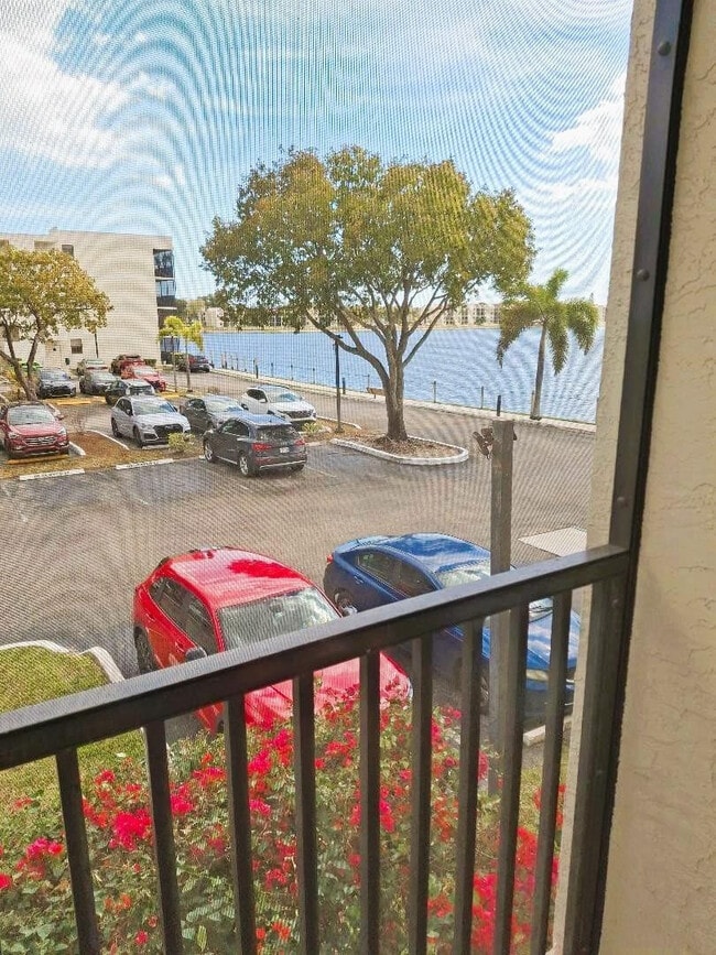 Building Photo - 105 Lake Emerald Dr