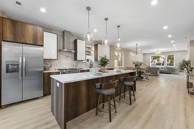 Building Photo - 5901 W Erie St