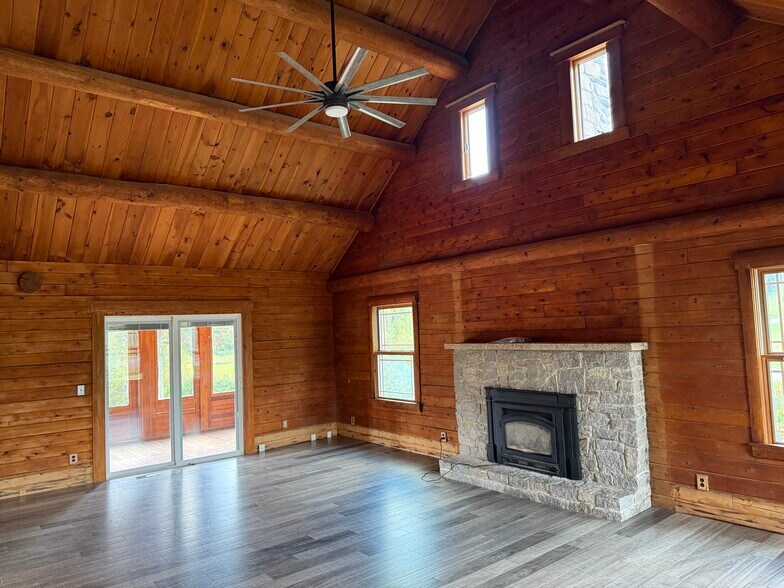 Building Photo - 40 W Quasset Rd