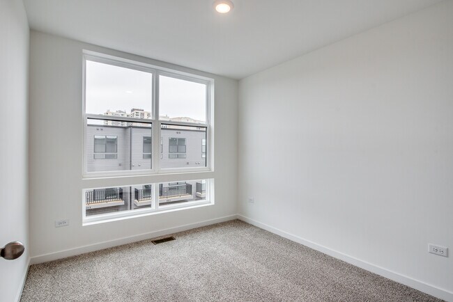 Building Photo - 382 Summit Cir
