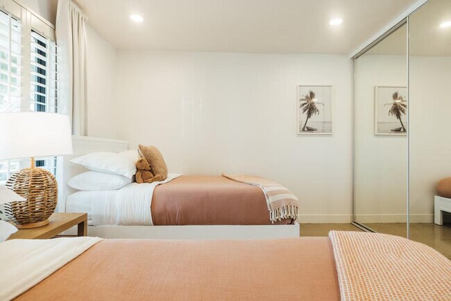 Building Photo - 4866 Hillside Dr