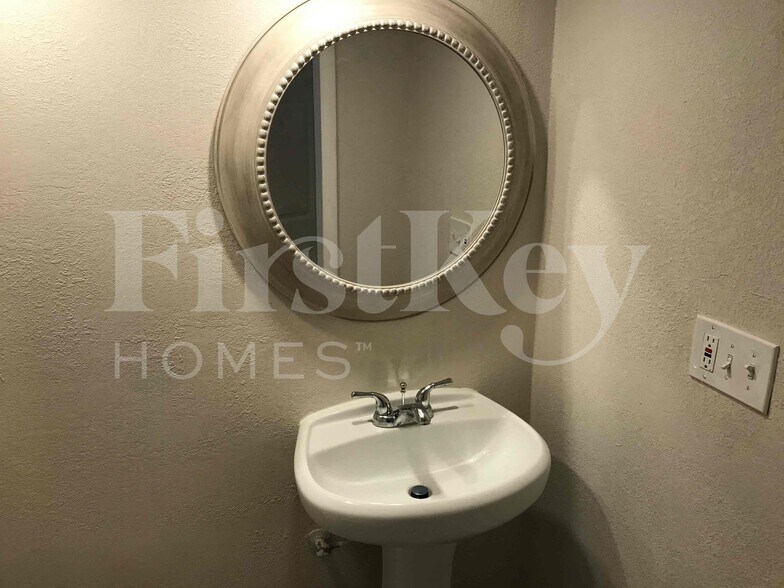 Building Photo - 7427 E McKinley St