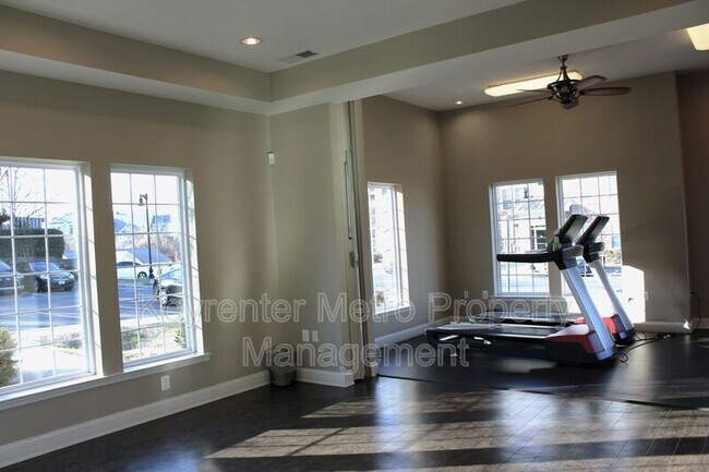 Building Photo - 1321 Karen Blvd