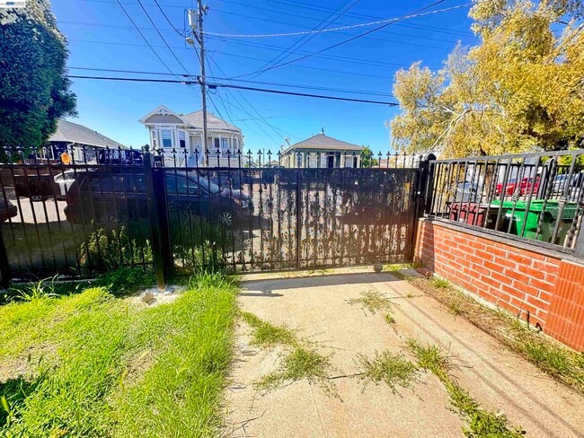 Building Photo - 1724 96th Ave