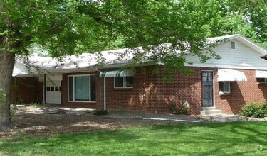 Building Photo - Fully Renovated and ***Move in Special***