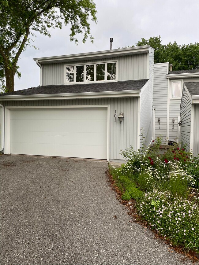 2-Car Garage - 1505 Little Bluestem Ct