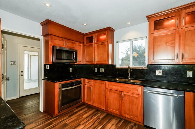 Building Photo - 826 Bradwell Dr