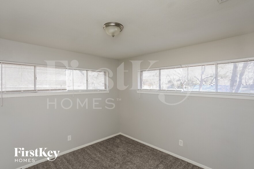 Building Photo - 417 Lakeside Dr