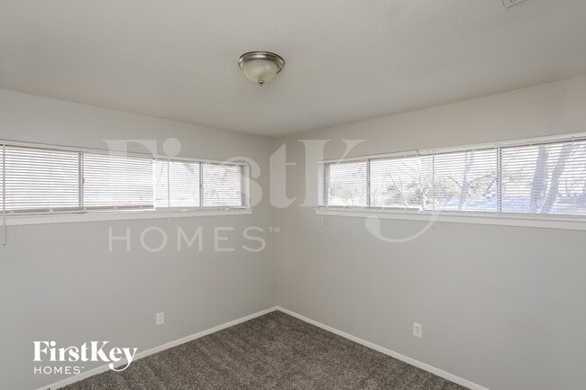 Building Photo - 417 Lakeside Dr