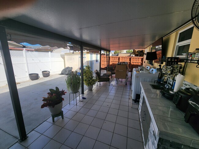 Building Photo - 1285 W 39th Pl