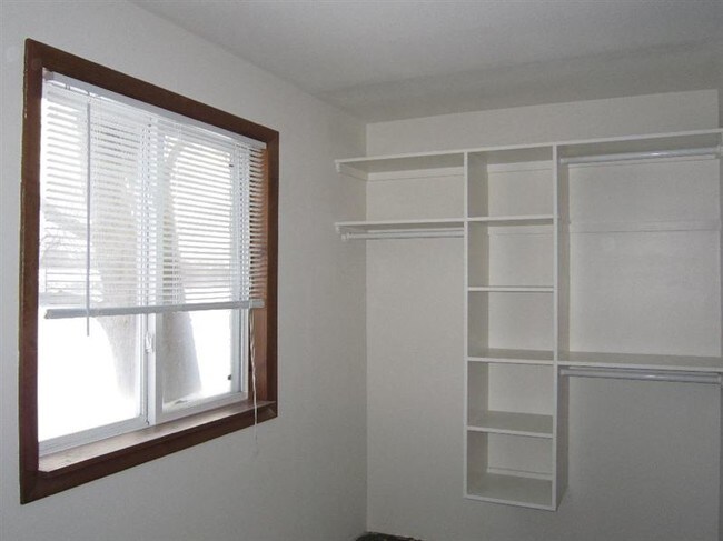 Building Photo - 2 br, 1 bath Apartment - Martin House Apts 32