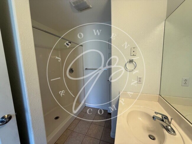 Building Photo - "Charming 2-Bed Condo with Fireplace & Scenic Views on Fox Cove Dr, Perrysburg!"