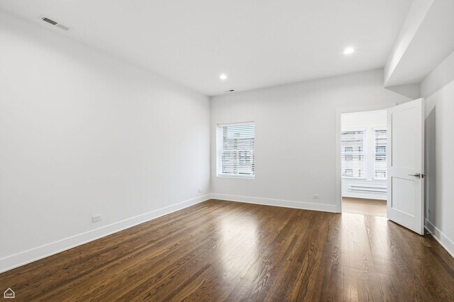 Building Photo - 6914 N Sheridan Rd