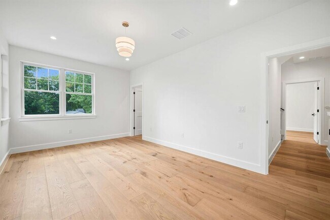 Building Photo - 1919 W 38th St
