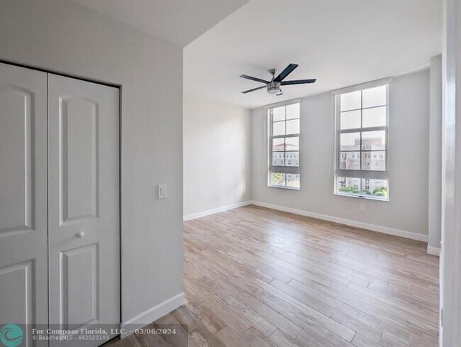 Building Photo - 520 SE 5th Ave