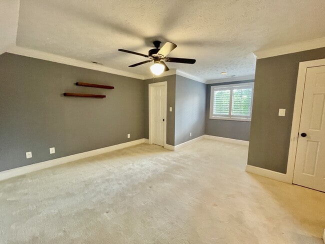 Building Photo - 4 Bed, 4 And A Half Bath Nest In Haymount