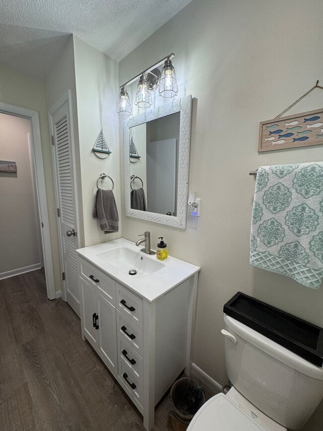 Building Photo - FULLY FURNISHED Wooded Oak Island area  3 Bed/1 Bath