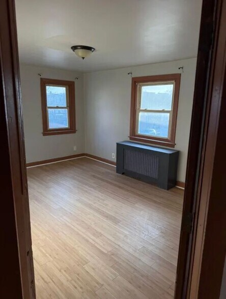 Building Photo - 216 E 24th St