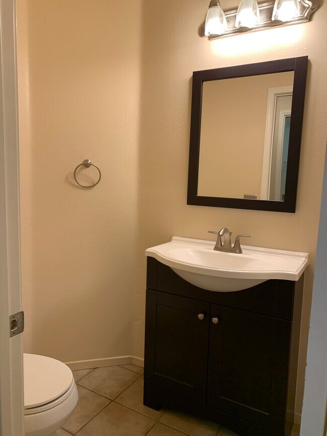 Building Photo - Modern Comfort Meets Tranquil Living in Newbury Park