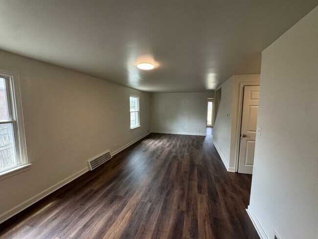Building Photo - Available NOW! 4 Bed1Full Bath House