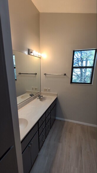 Building Photo - 4944 Summit Cir