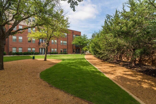 Building Photo - 5005 Galleria Dr