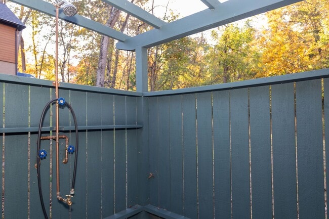 Building Photo - 1 bed, 1 bath River View Cottage in Charle...